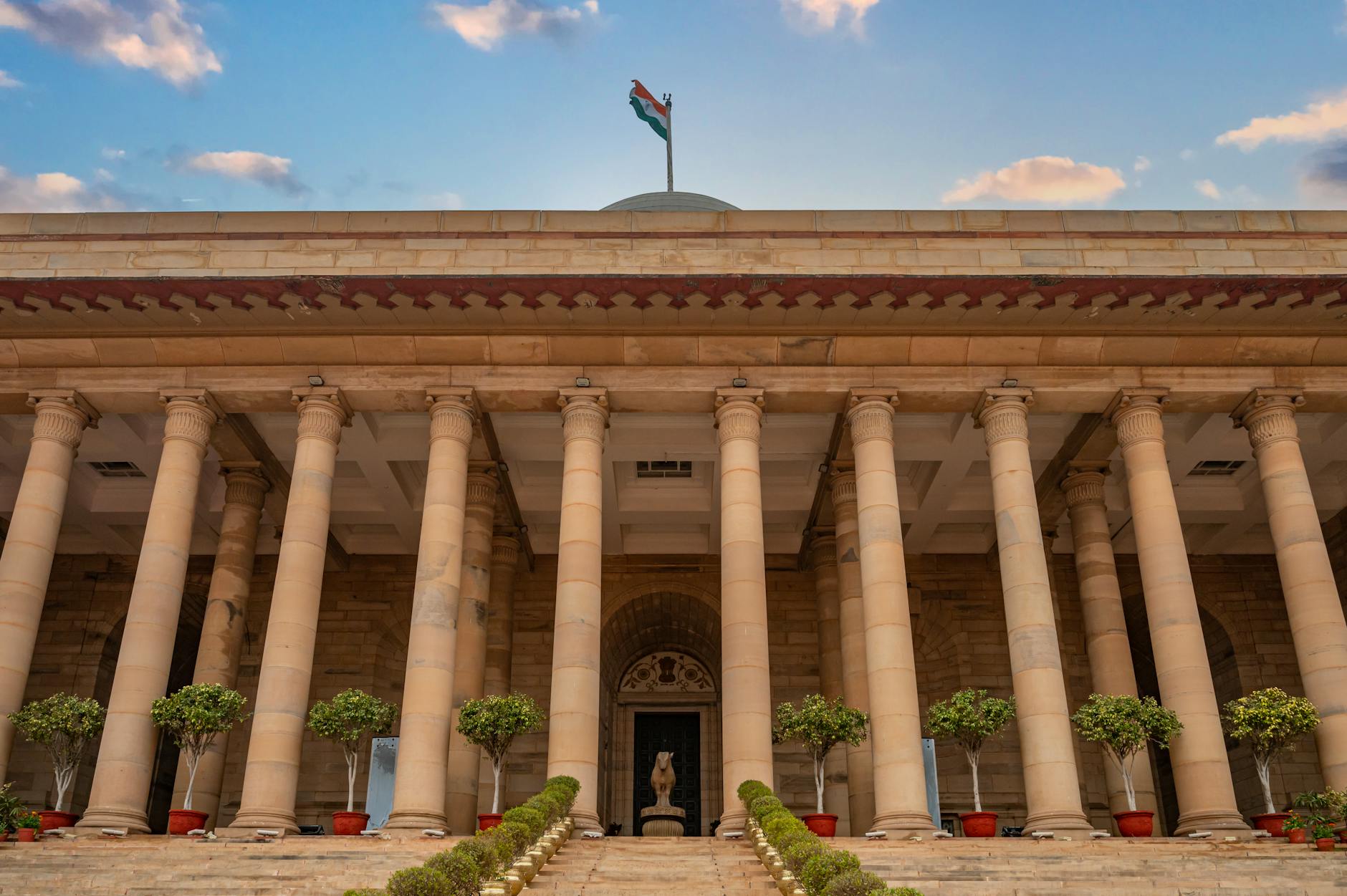columns in traditional building in delhi